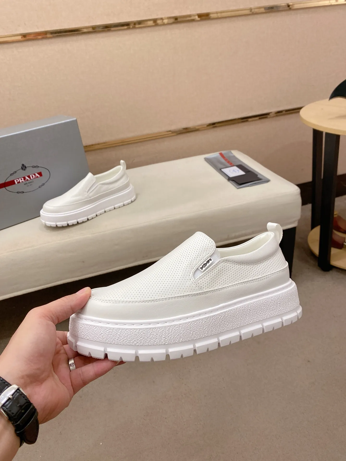 Men's shoes 💰 580💰 ✔️✔️✔️High version High-quality new PRADA (Prada) counters are launched simultaneously, new men's shoes, 😘fabrics are selected from first-layer cowhide fabrics. Lining: Imported cowhide leather lining. 👍🏿High-end☄️Open-molded non-slip rubber outsole, exquisite lines, simple and elegant, comfortable and high-end for leisure travel. Code number: 38 to 45